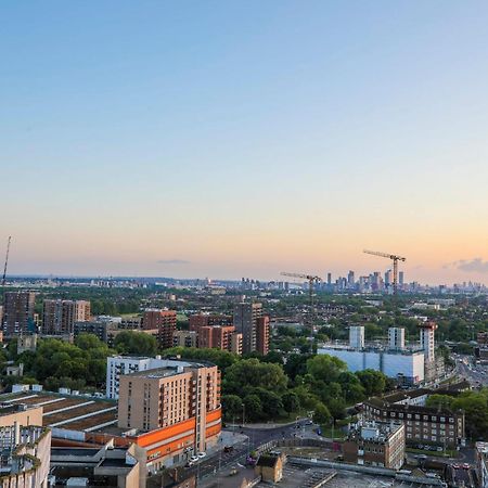 Amazing London City Skyline View & Transport Links 바킹 외부 사진