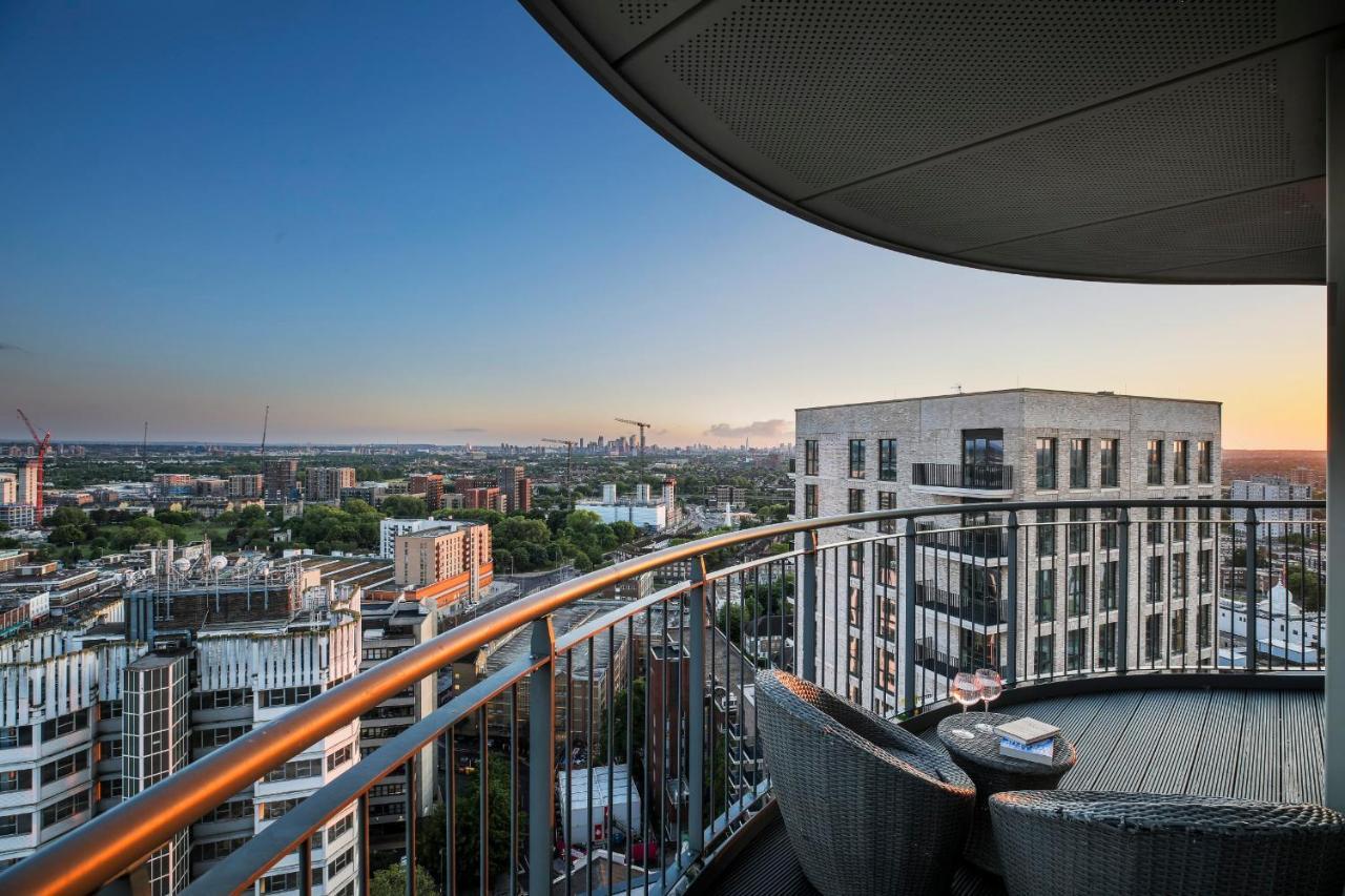 Amazing London City Skyline View & Transport Links 바킹 외부 사진