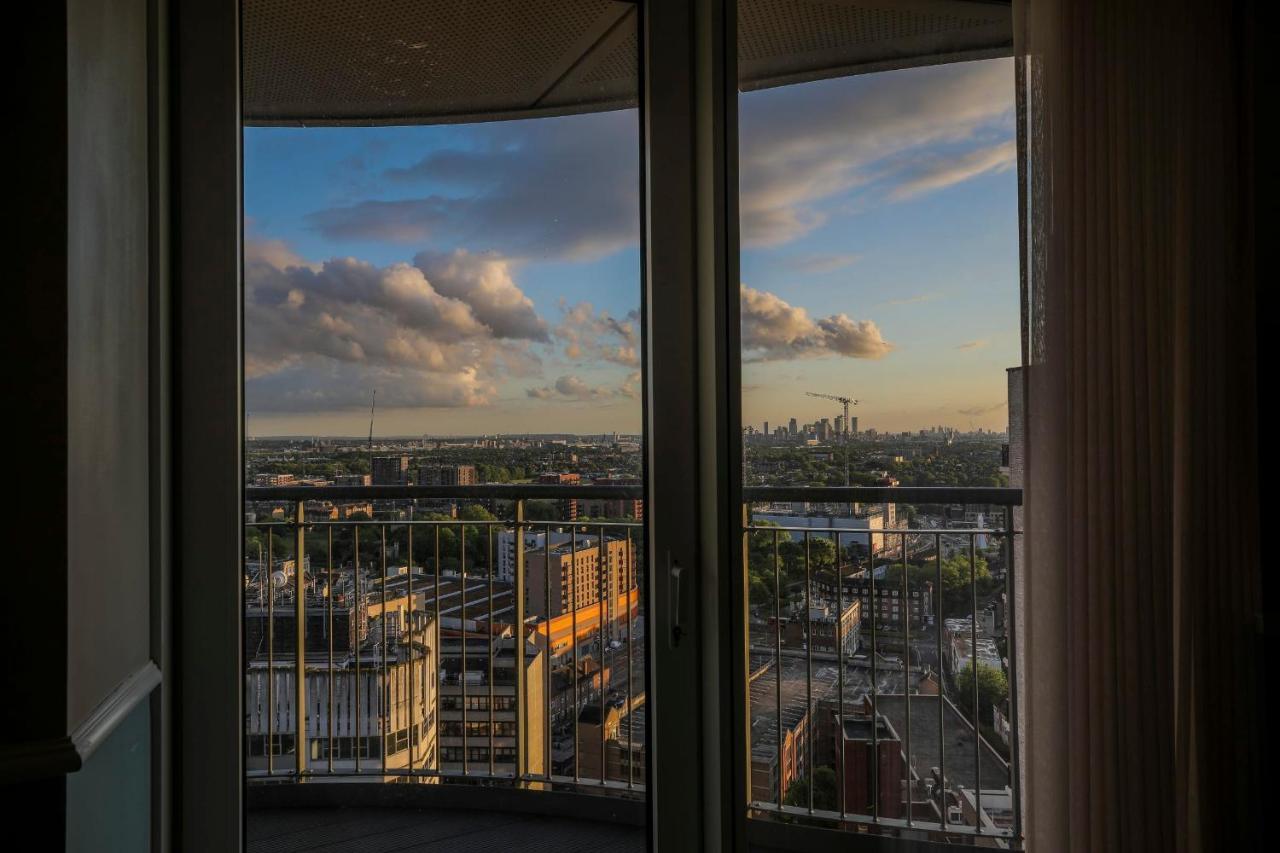 Amazing London City Skyline View & Transport Links 바킹 외부 사진