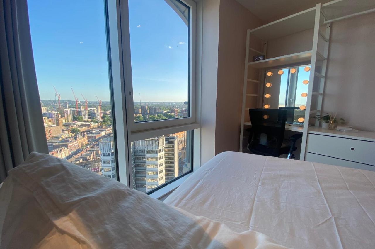 Amazing London City Skyline View & Transport Links 바킹 외부 사진